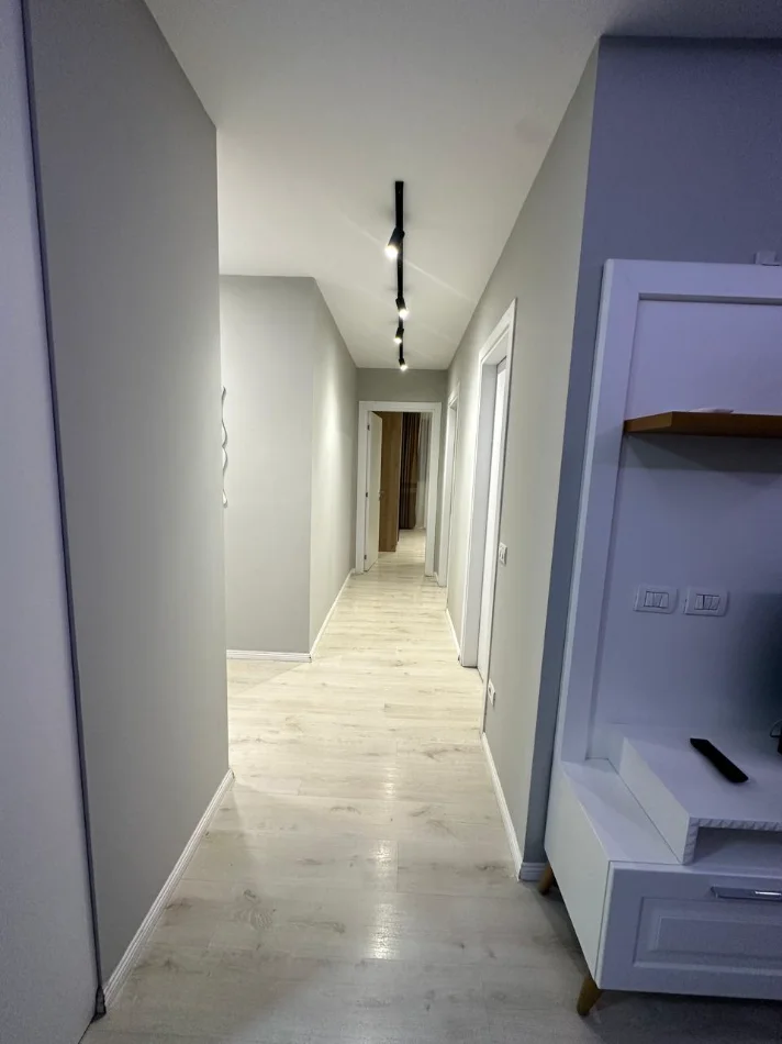 Tirane, jepet me qera apartament 2+1+Ballkon Kati 7, 90 m² 650 € (Unaza e Re)