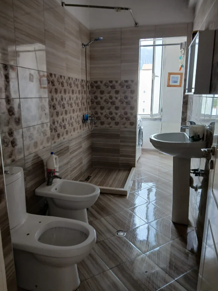 Tirane, jepet me qera apartament 1+1+Ballkon Kati 4, 75 m² 350 € (Fresk, Rruga e Teleferikut)