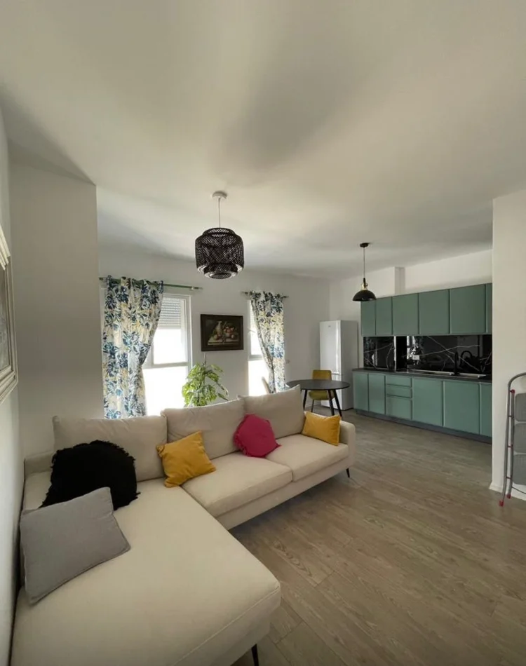 Tirane, jepet me qera apartament 2+1 , 500 € (univers city)