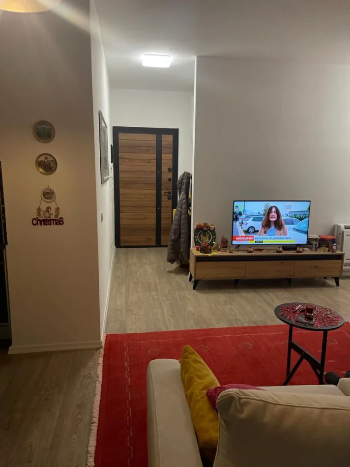 Tirane, jepet me qera apartament 2+1 , 500 € (univers city)