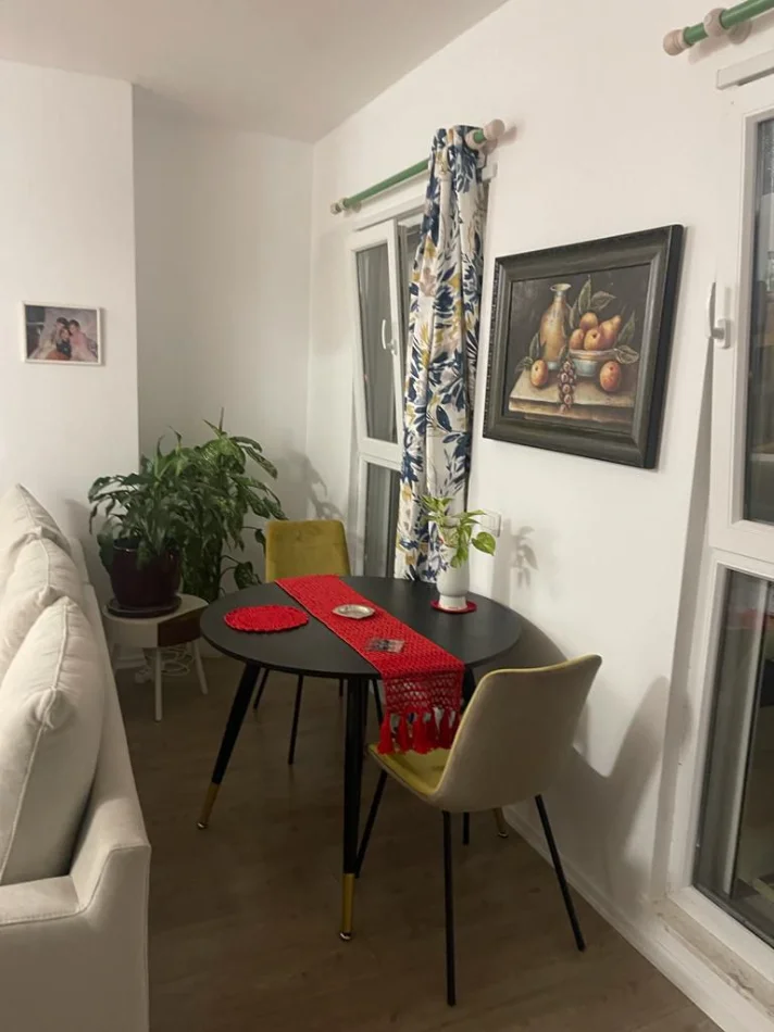 Tirane, jepet me qera apartament 2+1 , 500 € (univers city)
