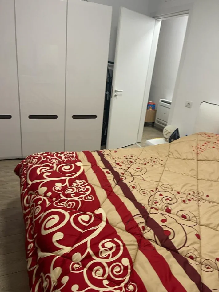 Tirane, jepet me qera apartament 2+1 , 500 € (univers city)
