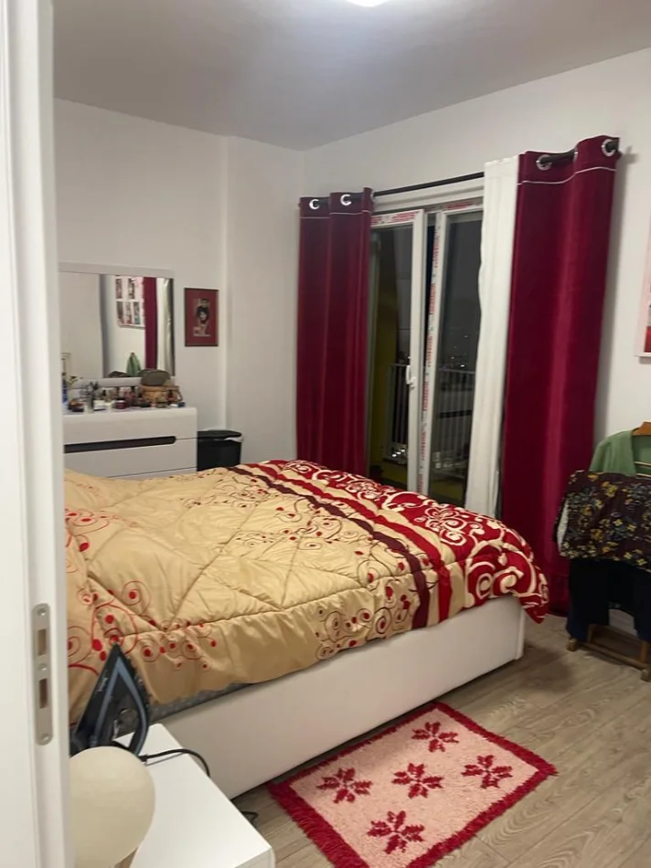 Tirane, jepet me qera apartament 2+1 , 500 € (univers city)