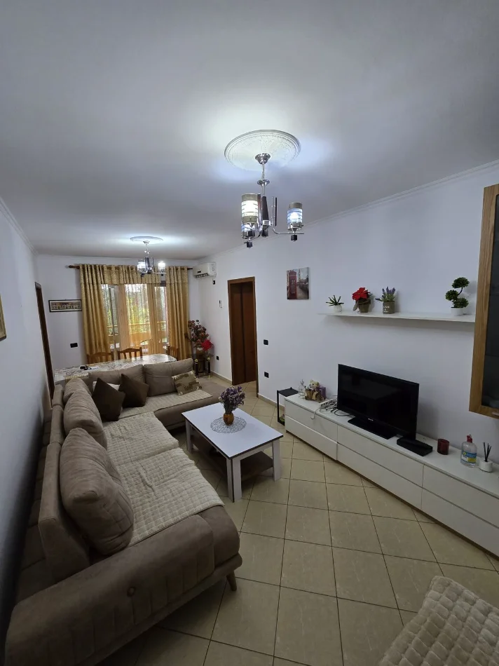 Tirane, jepet me qera apartament 2+1 Kati 2, 108 m² 500 € (bulevari bajram curri)