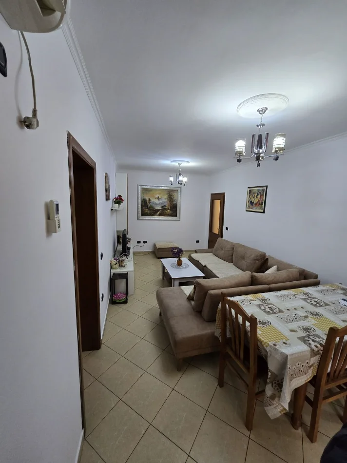 Tirane, jepet me qera apartament 2+1 Kati 2, 108 m² 500 € (bulevari bajram curri)