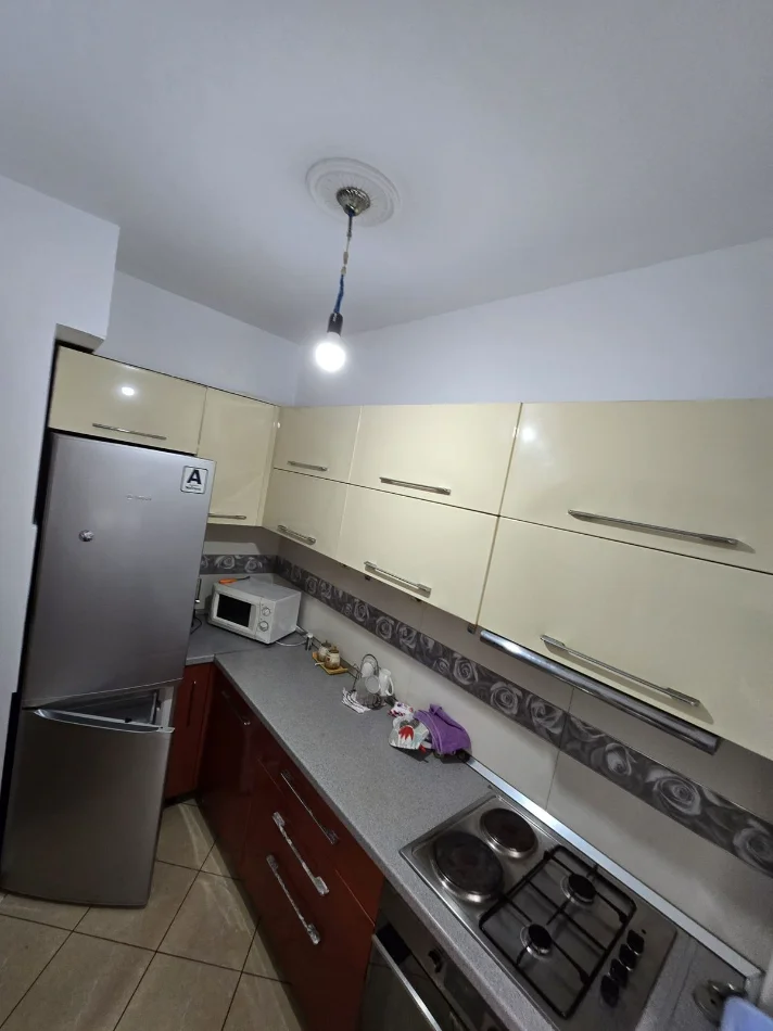 Tirane, jepet me qera apartament 2+1 Kati 2, 108 m² 500 € (bulevari bajram curri)
