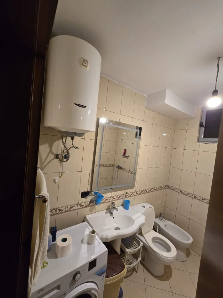 Tirane, jepet me qera apartament 2+1 Kati 2, 108 m² 500 € (bulevari bajram curri)