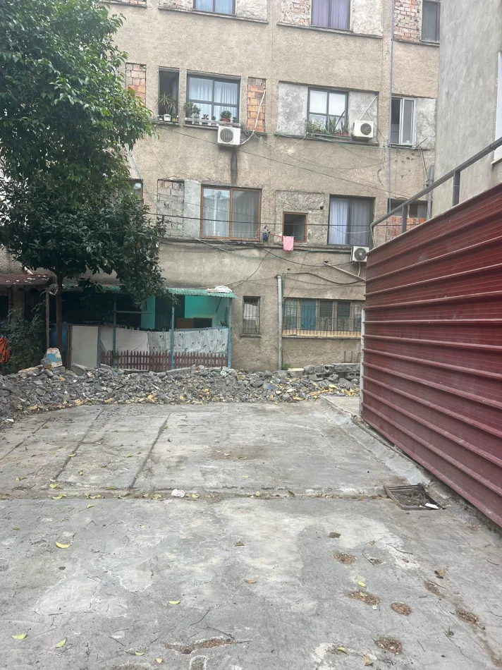 Tirane, jepet me qera garazh | post parkimi Kati 0, 80 m² 1.000 € (KOMUNA E PARISIT)