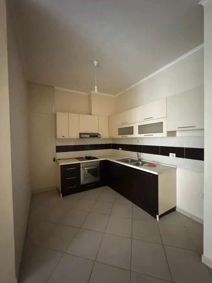 Tirane, shitet apartament 1+1 Kati 2, 72 m² 216.000 € (KOMPLEKSI KIKA, KOMUNA E PARISIT)