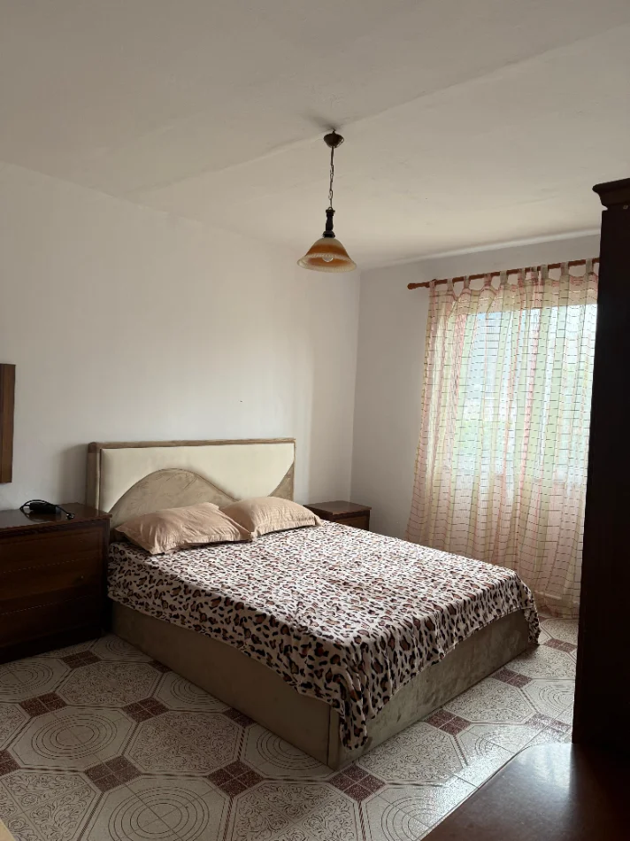 Tirane, jepet me qera apartament 1+1 Kati 4, 65 m² 400 € (Shkolla 1 maji)