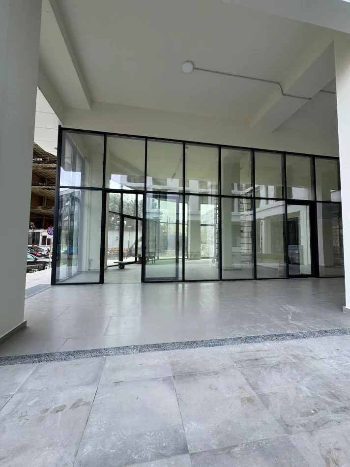 Tirane, jepet me qera dyqan Kati 0, 100 m² 2.500 € (KOMUNA E PARISIT)