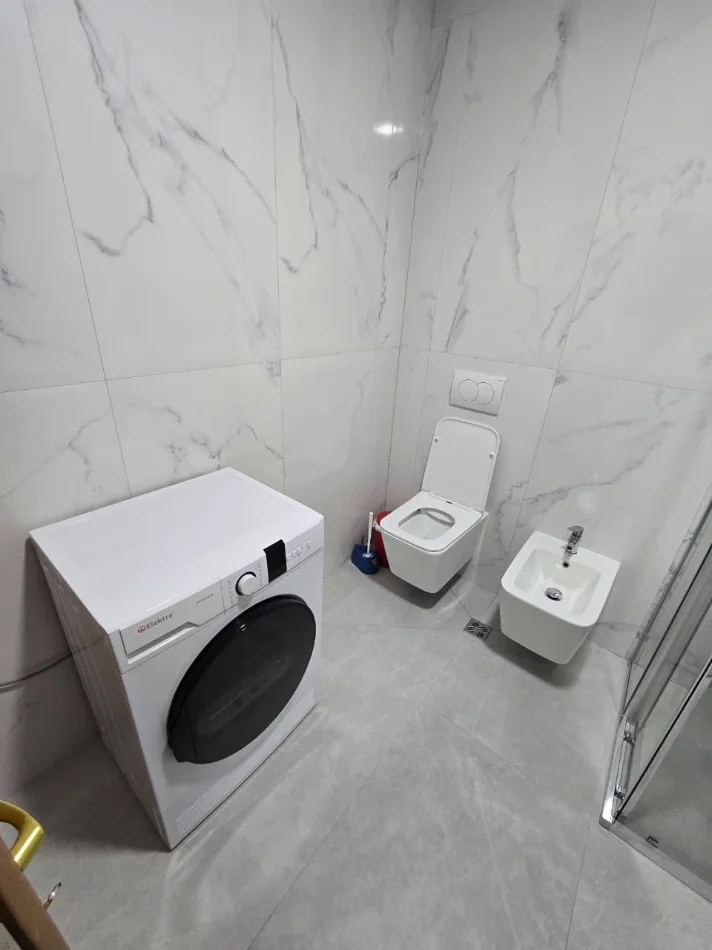 Tirane, jepet me qera apartament 2+1+Ballkon Kati 5, 100 m² 800 € (Rruga e Kosovarëve)