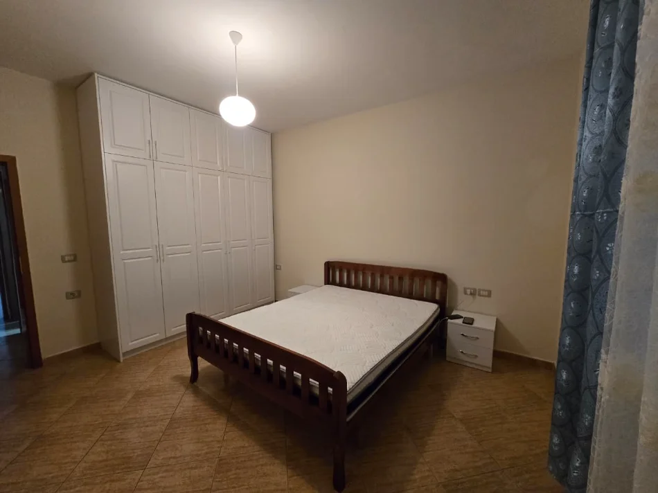 Tirane, jepet me qera apartament 2+1+Ballkon Kati 5, 100 m² 800 € (Rruga e Kosovarëve)