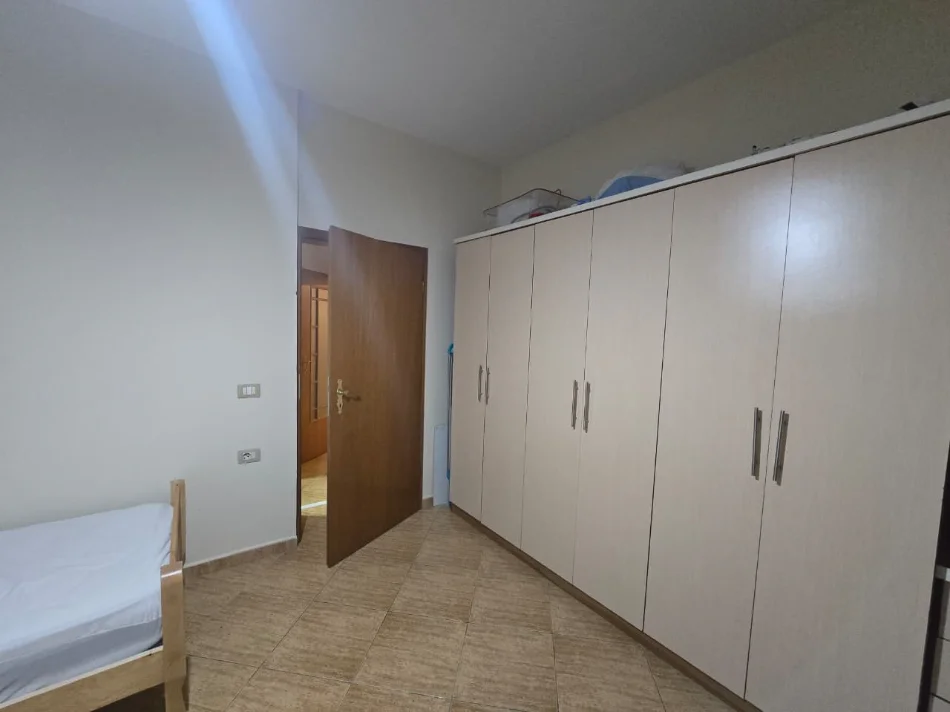 Tirane, jepet me qera apartament 2+1+Ballkon Kati 5, 100 m² 800 € (Rruga e Kosovarëve)