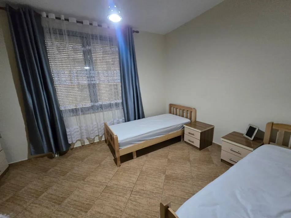 Tirane, jepet me qera apartament 2+1+Ballkon Kati 5, 100 m² 800 € (Rruga e Kosovarëve)
