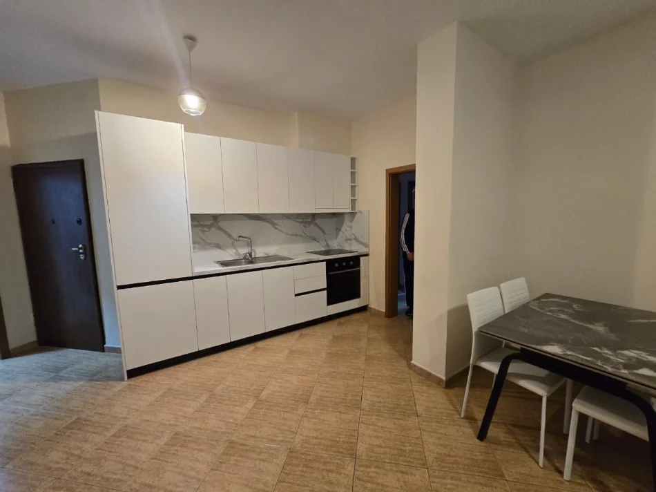 Tirane, jepet me qera apartament 2+1+Ballkon Kati 5, 100 m² 800 € (Rruga e Kosovarëve)