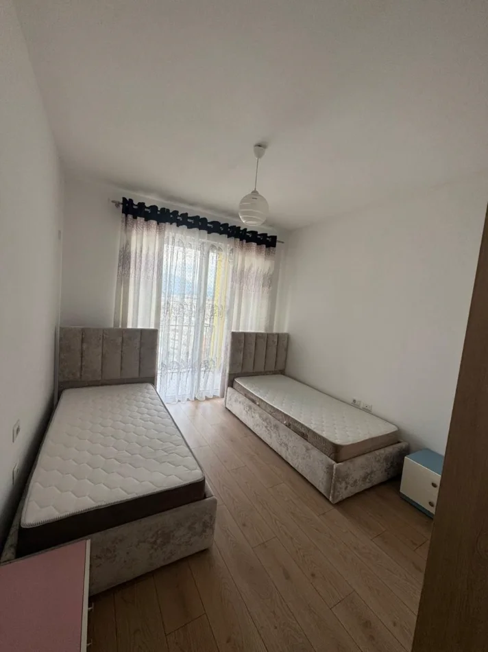Tirane, jepet me qera apartament 2+1 Kati 4, 100 m² 500 € (GRAND GALLERY)