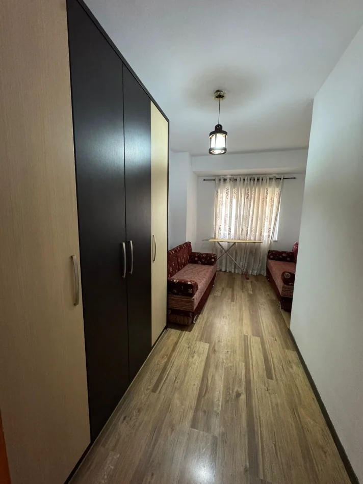 Tirane, jepet me qera apartament 2+1+Ballkon Kati 5, 115 m² 500 € (Yzberisht)