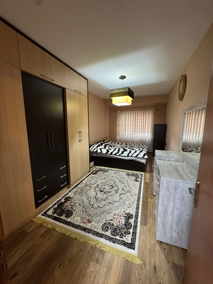 Tirane, jepet me qera apartament 2+1+Ballkon Kati 5, 115 m² 500 € (Yzberisht)