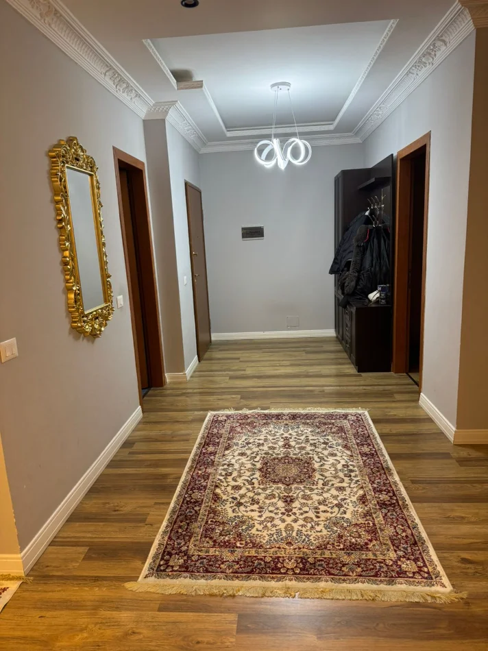 Tirane, jepet me qera apartament 2+1+Ballkon Kati 5, 115 m² 500 € (Yzberisht)