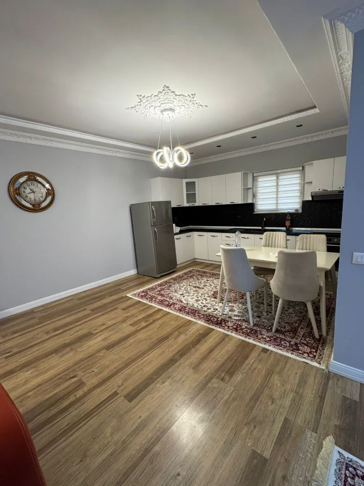 Tirane, jepet me qera apartament 2+1+Ballkon Kati 5, 115 m² 500 € (Yzberisht)