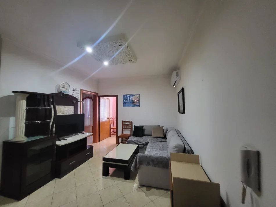Tirane, jepet me qera apartament 2+1+Ballkon Kati 5, 90 m² 450 € 