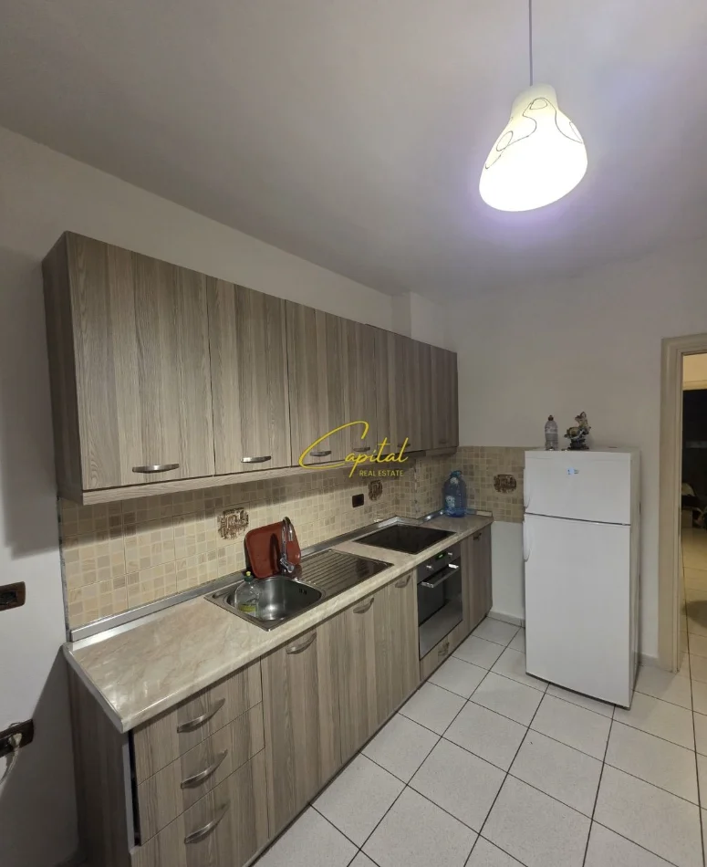 Tirane, jepet me qera apartament 1+1 Kati 3, 60 m² 400 € (XHAMLLIKU)