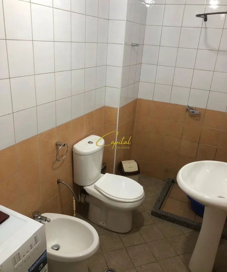 Tirane, jepet me qera apartament 1+1 Kati 3, 60 m² 400 € (XHAMLLIKU)