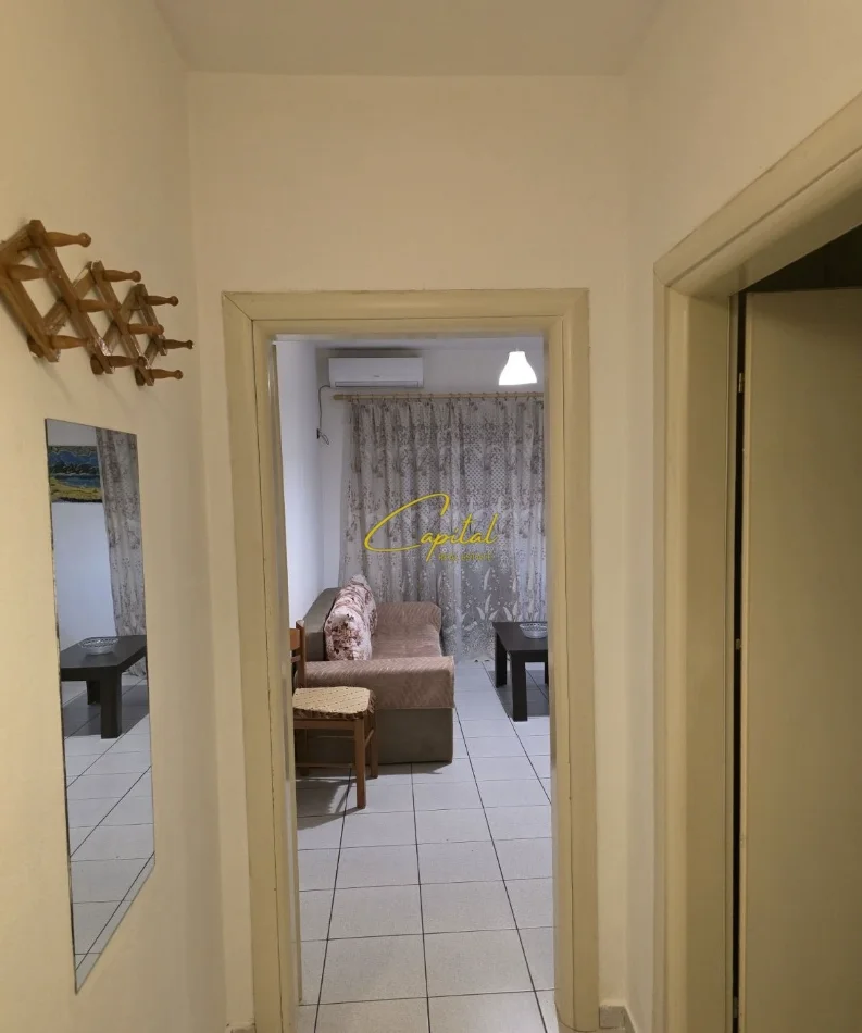 Tirane, jepet me qera apartament 1+1 Kati 3, 60 m² 400 € (XHAMLLIKU)