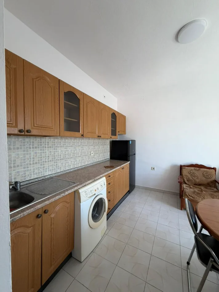 Tirane, jepet me qera apartament 1+1+Ballkon Kati 5, 65 m² 450 € 