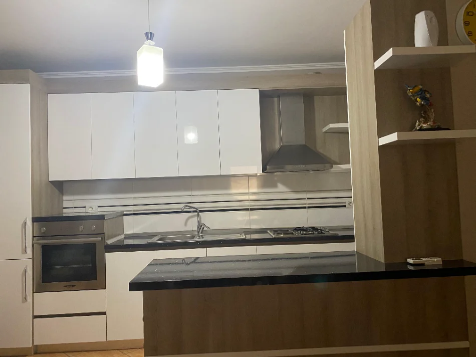 Tirane, jepet me qera apartament 2+1 Kati 9, 80 m² 650 € (PALLATI ME SHIGJETA)