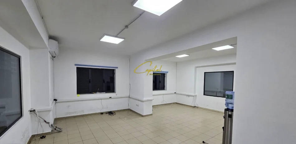 Tirane, jepet me qera ambjent biznesi Kati 1, 140 m² 750 € (PAZARI I RI)
