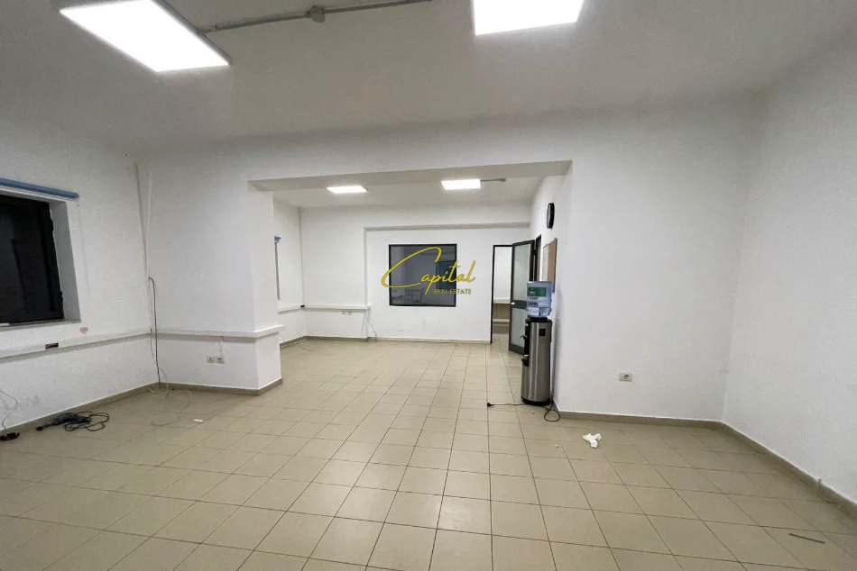 Tirane, jepet me qera ambjent biznesi Kati 1, 140 m² 750 € (PAZARI I RI)