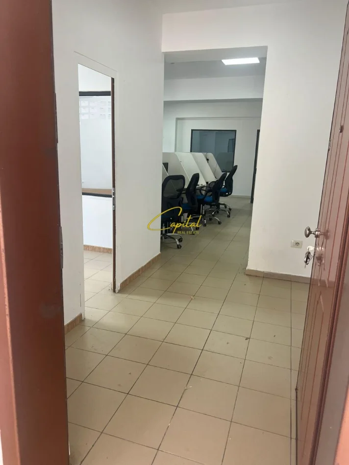 Tirane, jepet me qera ambjent biznesi Kati 1, 140 m² 750 € (PAZARI I RI)