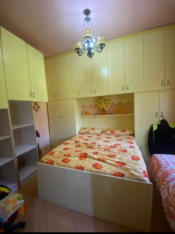 Tirane, jepet me qera apartament 1+1 Kati 4, 500 € (Pallatet Agimi)