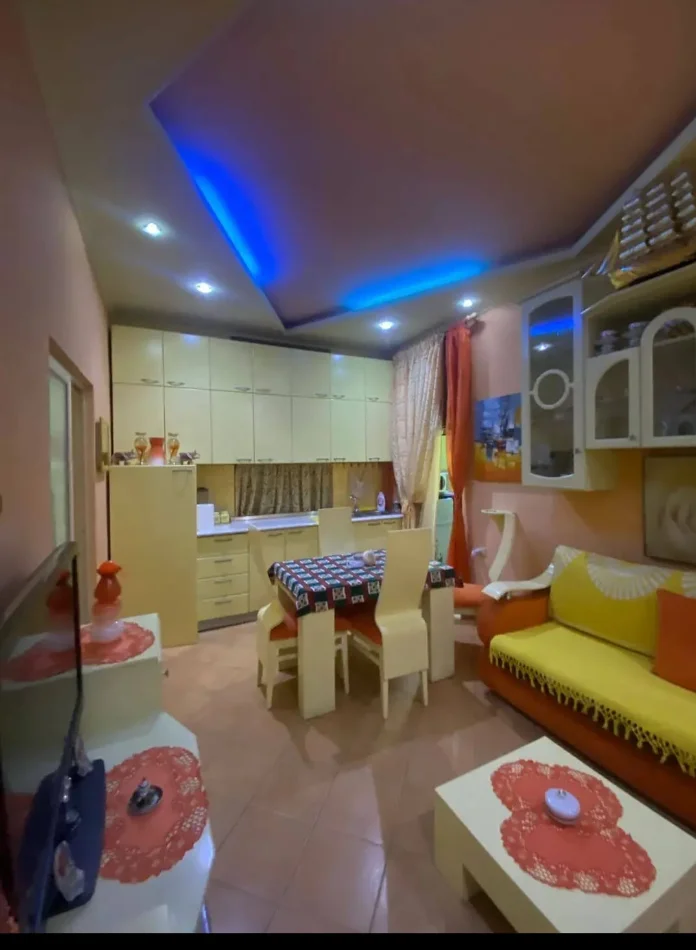 Tirane, jepet me qera apartament 1+1 Kati 4, 500 € (Pallatet Agimi)
