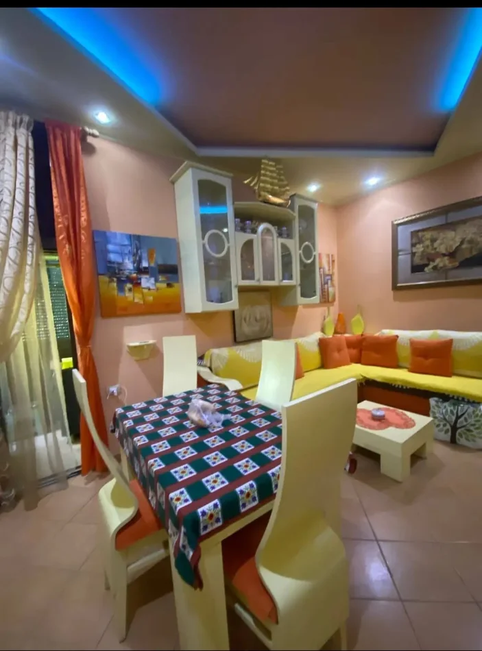Tirane, jepet me qera apartament 1+1 Kati 4, 500 € (Pallatet Agimi)
