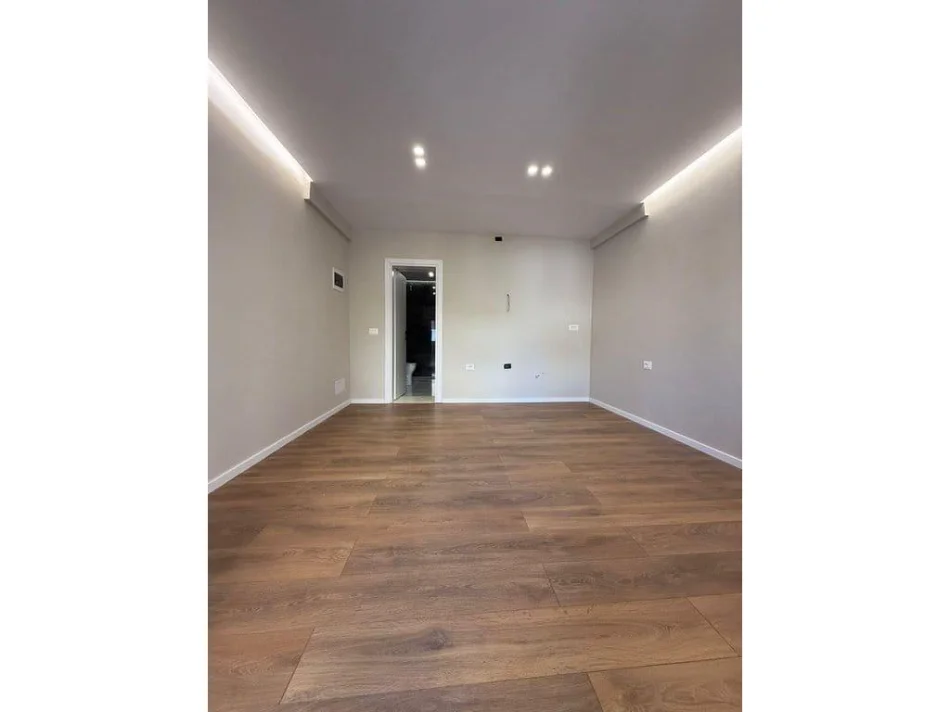 Tirane, jepet me qera zyre Kati 0, 28 m² 402 € (Afer Drejtorise se Higjenes)