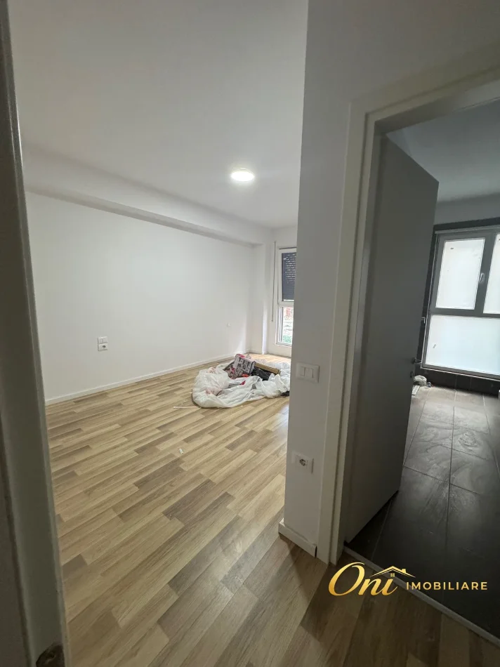 Tirane, jepet me qera zyre Kati 1, 106 m² 600 € (DON BOSKO)