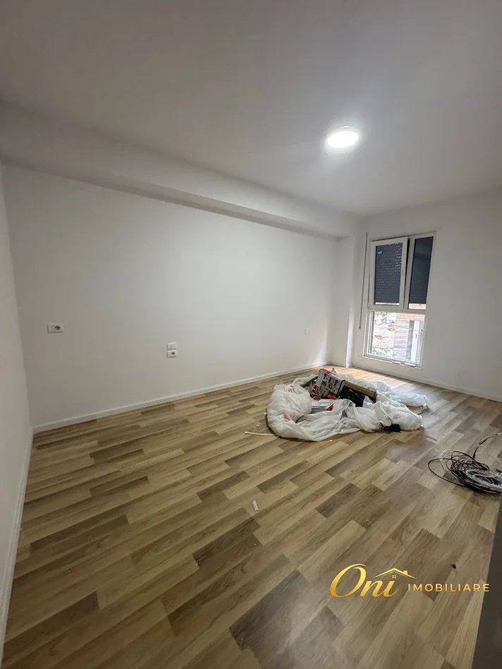 Tirane, jepet me qera zyre Kati 1, 106 m² 600 € (DON BOSKO)