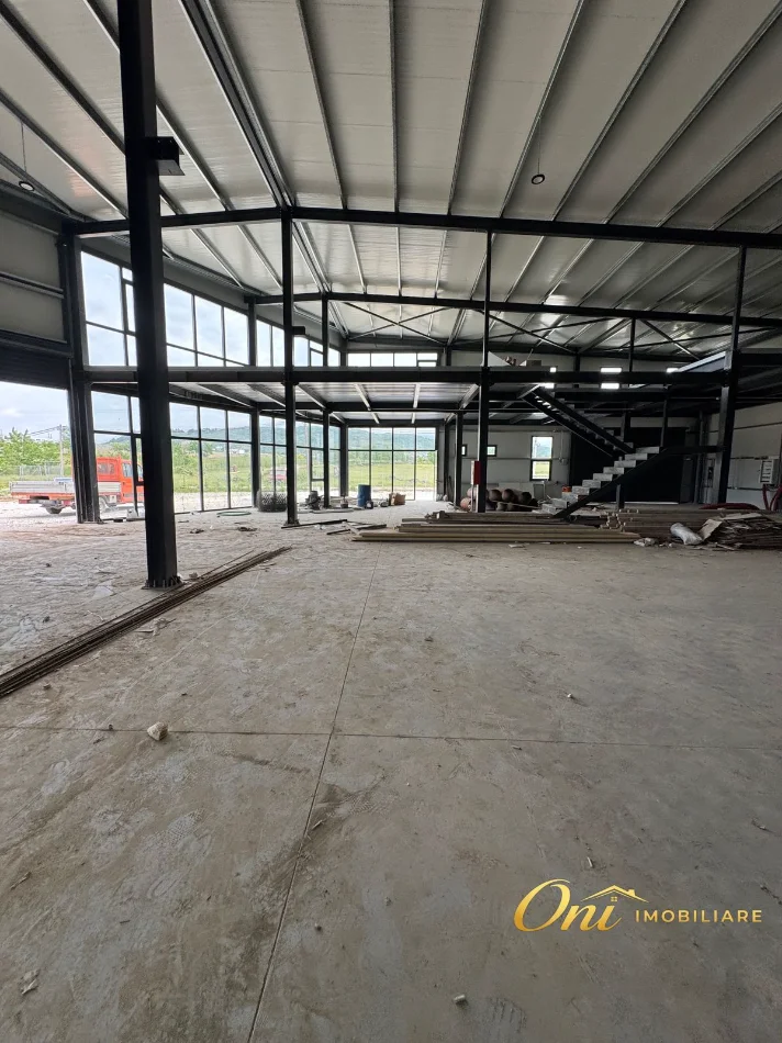 Tirane, jepet me qera magazine Kati 0, 3.600 m² 4.200 € (KOMBINAT)