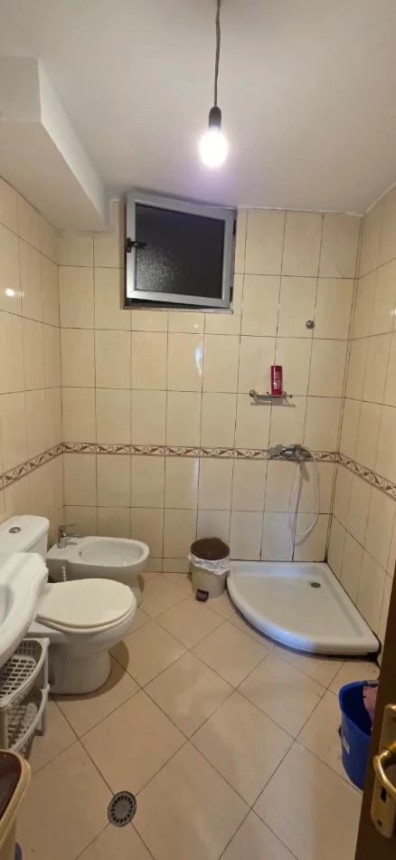 Tirane, jepet me qera apartament 2+1 Kati 2, 108 m² 500 € (Rruga Nikolle Kacorri Cmimi : 50.000 Lekë)