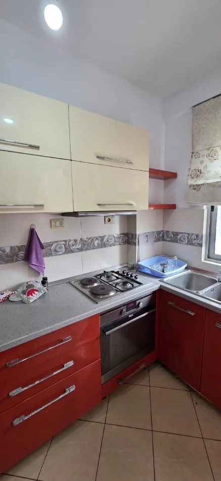 Tirane, jepet me qera apartament 2+1 Kati 2, 108 m² 500 € (Rruga Nikolle Kacorri Cmimi : 50.000 Lekë)
