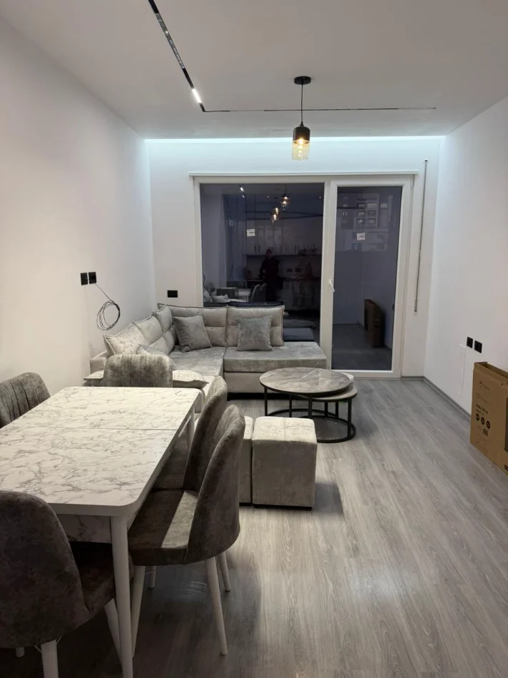 Tirane, jepet me qera apartament 1+1 Kati 2, 450 € (5 Maji)