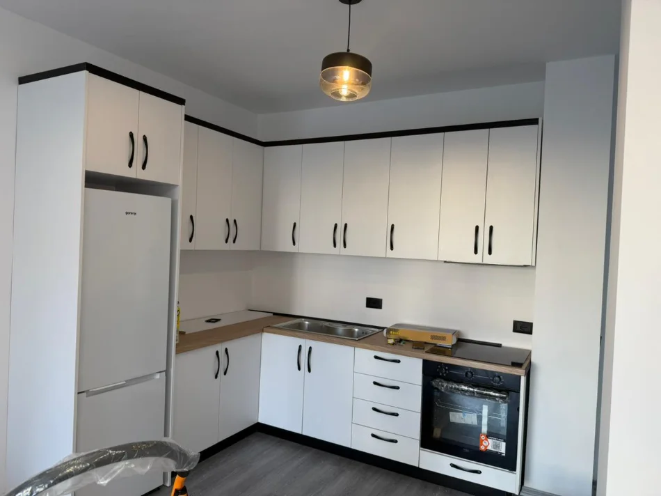 Tirane, jepet me qera apartament 1+1 Kati 2, 450 € (5 Maji)