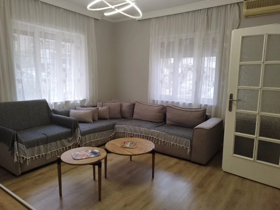 Tirane, jepet me qera apartament 1+1+Ballkon Kati 1, 85 m² 600 € (rruga 5 maji)