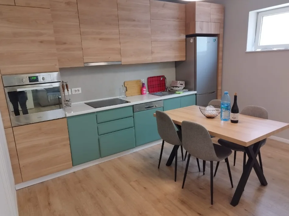 Tirane, jepet me qera apartament 1+1+Ballkon Kati 1, 85 m² 600 € (rruga 5 maji)