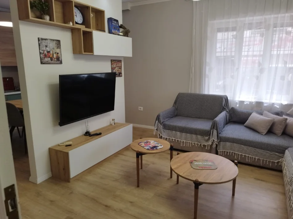 Tirane, jepet me qera apartament 1+1+Ballkon Kati 1, 85 m² 600 € (rruga 5 maji)