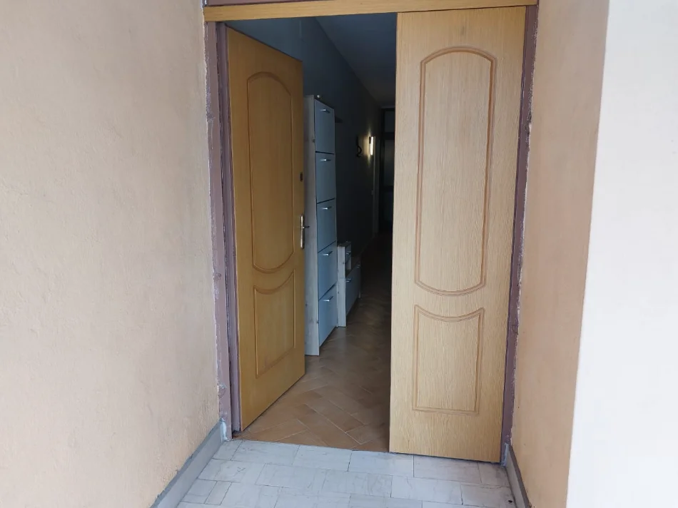 Tirane, jepet me qera apartament 1+1+Ballkon Kati 1, 85 m² 600 € (rruga 5 maji)