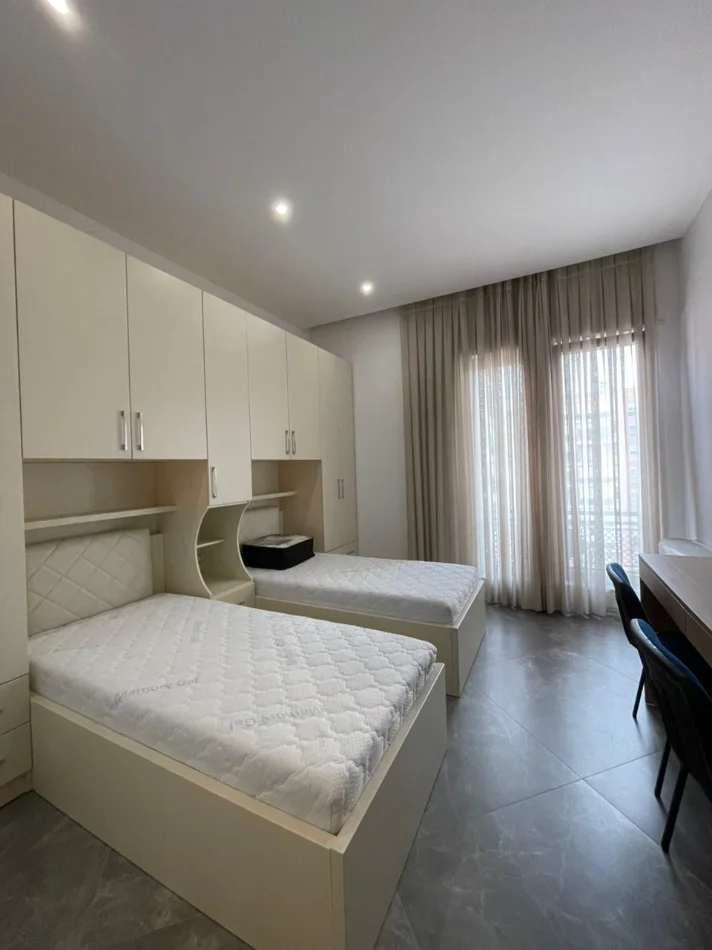 Tirane, jepet me qera apartament 2+1+Ballkon Kati 5, 1.350 € (Kompleksi Delijorgji)